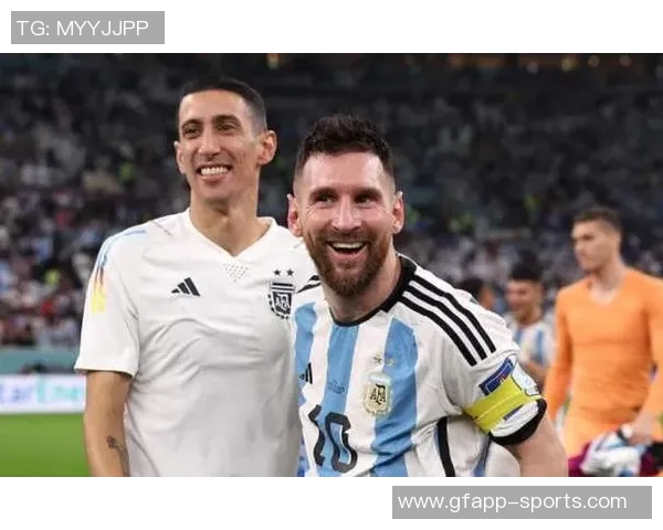 阿尔瓦雷斯与梅西迪马利亚合影庆祝世界杯夺冠三周年纪念 阿尔瓦雷斯与梅西迪马利亚合影庆祝世界杯夺冠三周年纪念