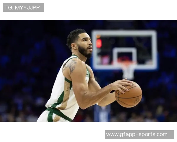 塔图姆全勤出席绿军客场与训练展现领袖风范